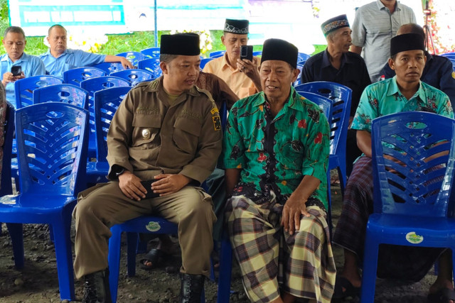 Wakil Bupati Kulon Progo Ambar Purwoko melayat ke rumah duka Prajurit Kepala (Praka) Farizal Rhomadhon, Selasa (31/3/2026). Foto: Panji/kumparan