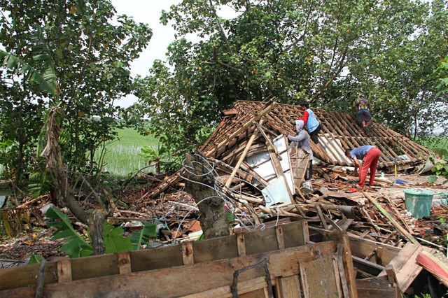 Kondisi rumah yang roboh usai dihantam angin puting beliung di Desa Terangmas, Kabupaten Kudus, Jawa Tengah. Foto: Vega Ma'arrijil Ula/kumparan