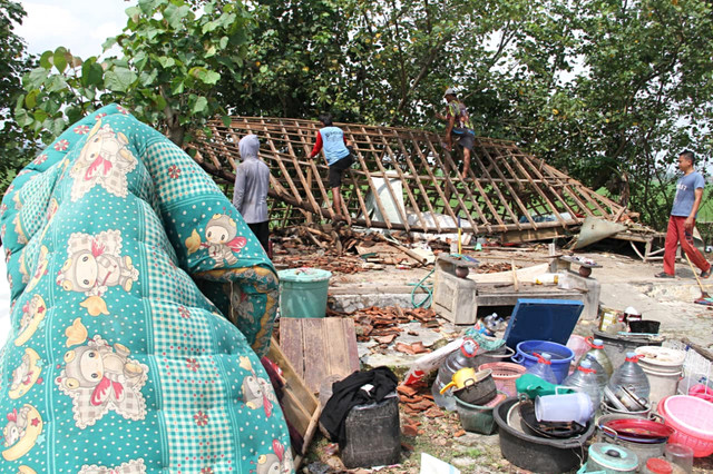 Kondisi rumah yang roboh usai dihantam angin puting beliung di Desa Terangmas, Kabupaten Kudus, Jawa Tengah. Foto: Vega Ma'arrijil Ula/kumparan