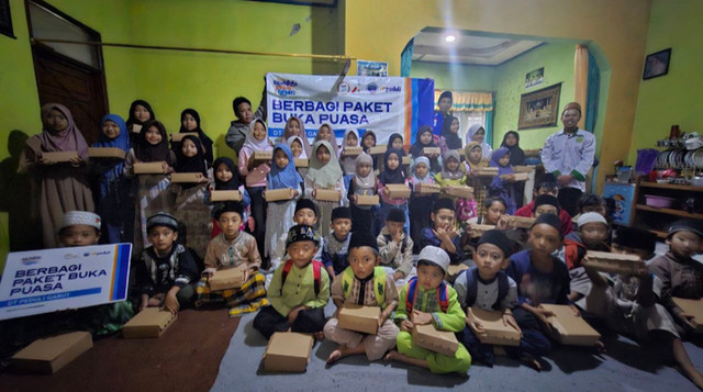 DT Peduli dan LAZ Panas Bumi Darajat Berbagi Paket Berbuka Puasa untuk Warga Kampung Cihawuk, Kertasari, Kab. Bandung (Sumber : DT Peduli)