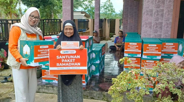 BTPN Syariah dan DT Peduli Bagikan Paket Ramadhan untuk Lansia di Ciamis (Sumber : DT Peduli)