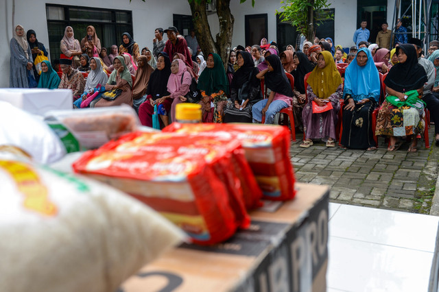 Warga penerima manfaat menunggu antrean penyaluran bantuan Asistensi Rehabilitasi Sosial (Atensi) di Dinas Sosial Kota Serang, Banten, Selasa (31/3/2026). Foto: Muhammad Bagus Khoirunas/ANTARA FOTO