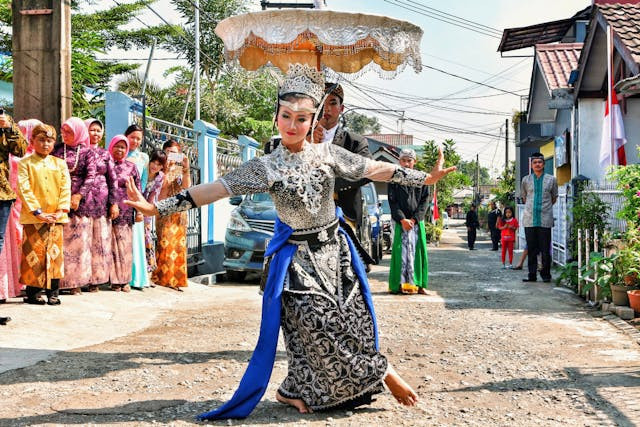 Tari Pakujajar merupakan tarian khas Sukabumi, Jawa Barat. Sumber foto: pexels.com