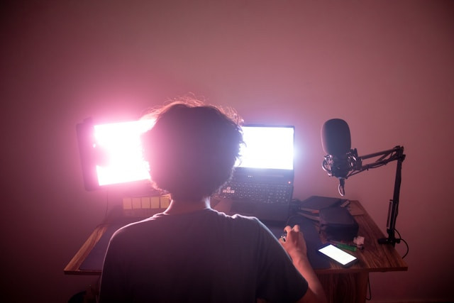 Ilustrasi mic gaming terbaik. Foto: Ritupon Baishya/Unsplash