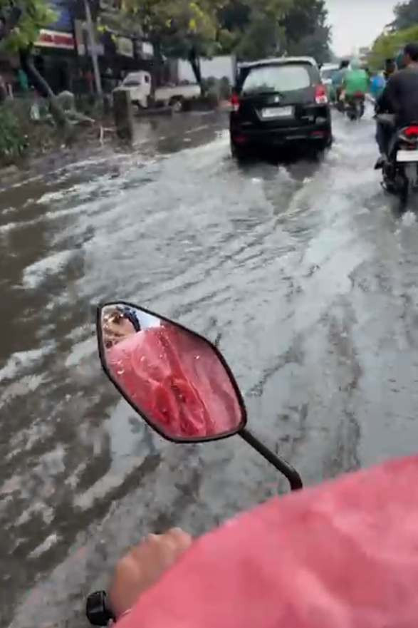 Hujan deras yang mengguyur Jakarta pada Selasa (31/3) menyebabkan genangan di ruas Jalan Pasar Minggu, tepatnya di seberang pasar Pasar Minggu dan Stasiun Pasar Minggu. Foto: Anggi Kusumadewi/kumparan