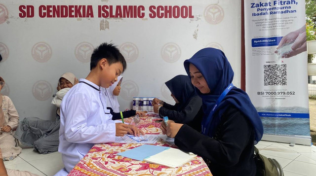 Edukasi dan Praktik Zakat kepada Murid SD Cendekia Islamic School Serang bersama DT Peduli Serang (Sumber : DT Peduli)