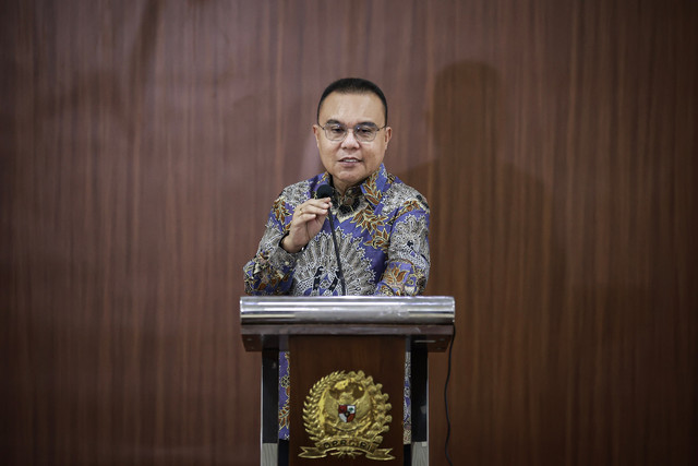 Wakil Ketua DPR Sufmi Dasco Ahmad menyampaikan keterangan pers terkait harga bahan bakar minyak (BBM) di Kompleks Parlemen, Senayan, Jakarta, Selasa (31/3/2026). Foto: Dhemas Reviyanto/ANTARA FOTO