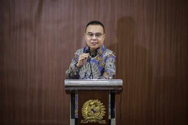 Wakil Ketua DPR Sufmi Dasco Ahmad menyampaikan keterangan pers terkait harga bahan bakar minyak (BBM) di Kompleks Parlemen, Senayan, Jakarta, Selasa (31/3/2026). Foto: Dhemas Reviyanto/ANTARA FOTO