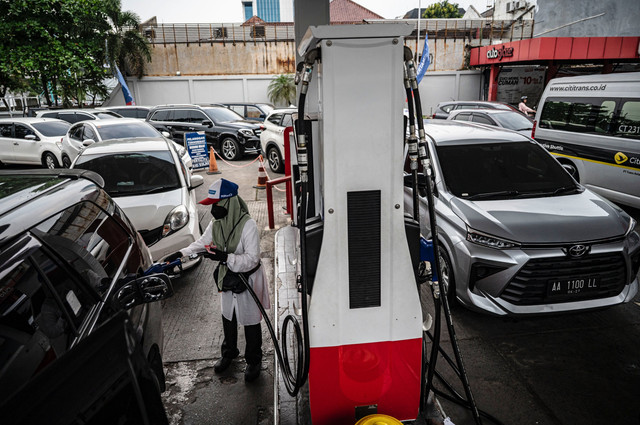 Petugas melayani pengisian bahan bakar minyak (BBM) jenis Pertamax di SPBU COCO Jalan Ahmad Yani, Semarang, Jawa Tengah, Selasa (31/3/2026). Foto: Aprillio Akbar/ANTARA FOTO