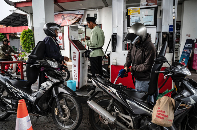 Pengendara sepeda motor mengisi bahan bakar minyak (BBM) jenis Pertamax di SPBU COCO Jalan Ahmad Yani, Semarang, Jawa Tengah, Selasa (31/3/2026). Foto: Aprillio Akbar/ANTARA FOTO