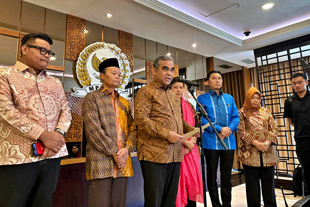 Ketua MPR RI, Ahmad Muzani (ketiga kiri) di Kompleks Parlemen, Senayan, Jakarta pada Selasa (31/3/2026). Foto: Abid Raihan/kumparan