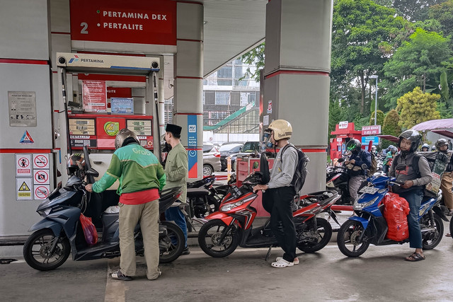 Sejumlah kendaraan antre mengisi BBM di salah satu SPBU di Jakarta, Selasa (31/3/2026). Foto: Jamal Ramadhan/kumparan