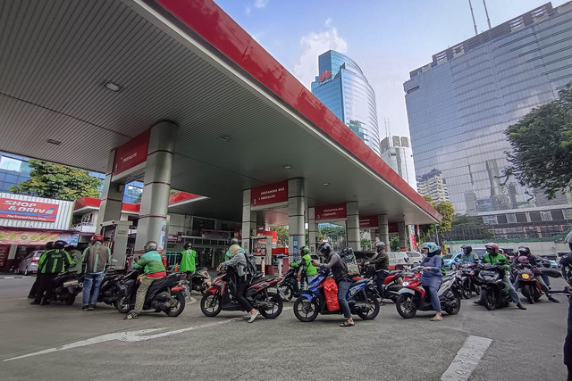 Sejumlah kendaraan antre mengisi BBM di salah satu SPBU di Jakarta, Selasa (31/3/2026). Foto: Jamal Ramadhan/kumparan