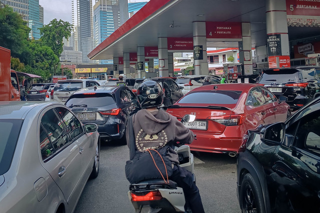 Sejumlah kendaraan antre mengisi BBM di salah satu SPBU di Jakarta, Selasa (31/3/2026). Foto: Jamal Ramadhan/kumparan