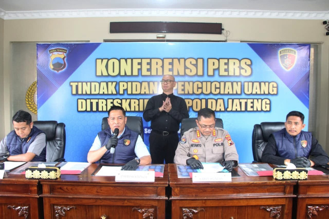 Direktur Reserse Kriminal Khusus Polda Jateng Kombes Djoko Julianto  (dua kiri) saat konpers penipuan investasi sarang burung walet di Polda Jateng, Senin (31/3/2026). Foto: Polda Jateng