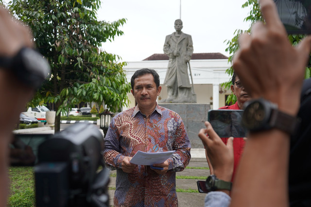 Ketua Komisi A DPRD DIY, Eko Suwanto, saat menjawab pertanyaan wartawan di DPRD DIY, Selasa (31/3/2026). Foto: Dok. Istimewa
