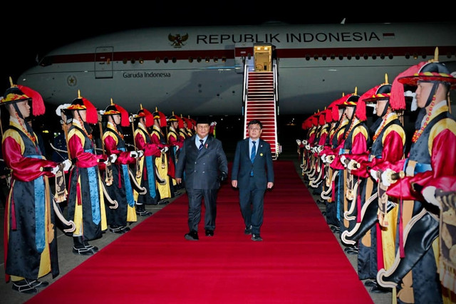 Presiden Prabowo Subianto turun dari pesawat saat tiba di Seoul, Korea Selatan, Selasa (31/3/2026). Foto: Laily Rachev/Biro Pers Sekretariat Presiden