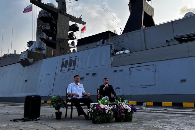 Wakil Komandan Armada Pasifik Rusia Laksamana Muda Evgenii Myasoedov (kiri) dan Dubes Federasi Rusia untuk RI, Sergei Tolchenov di Pelabuhan Tanjung Priok, Jakarta, Selasa (31/3/2026). Foto: Firda Brillianti/kumparan