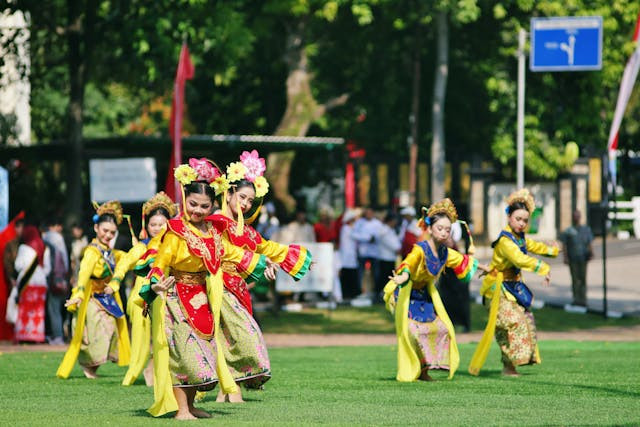 Tari Lenso merupakan salah satu identitas budaya Maluku. Sumber foto: pexels.com