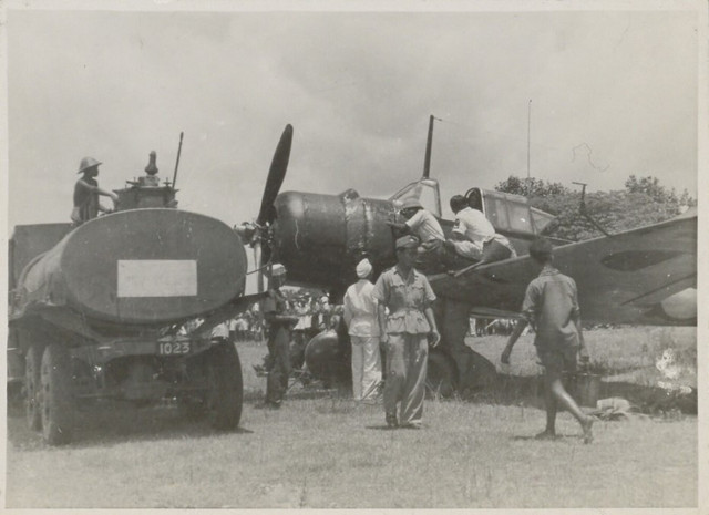 Pesawat Mitsubishi Ki-51 sedang mengisi bahan bakar. Sumber gambar: Wikipedia.org, gambar bebas hak cipta.
