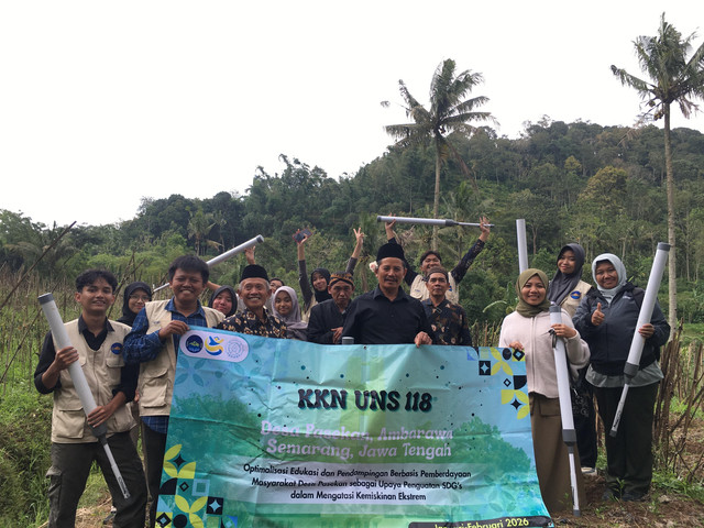 Mahasiswa KKN UNS 118 berfoto bersama anggota Gapoktan Desa Pasekan sambil memegang alat penabur pupuk inovatif untuk mendukung efisiensi pertanian lokal (26/01/2026).