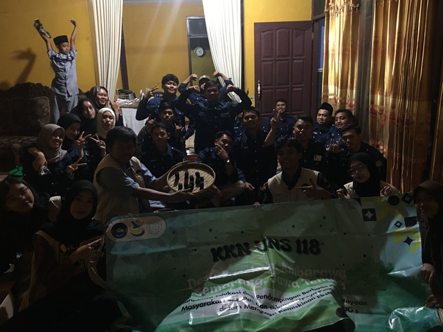 Mahasiswa KKN UNS Kelompok 118 berfoto bersama Karang Taruna sambil memamerkan hasil karya arang briket dari pelepah pisang (06/02/2026).