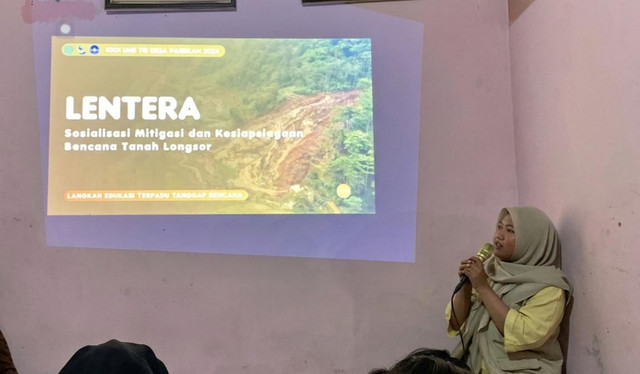 Salsabila Puspitasari, mahasiswa KKN UNS 118, memaparkan materi LENTERA mengenai mitigasi bencana tanah longsor kepada warga Dusun Pluwang (02/02/2026).
