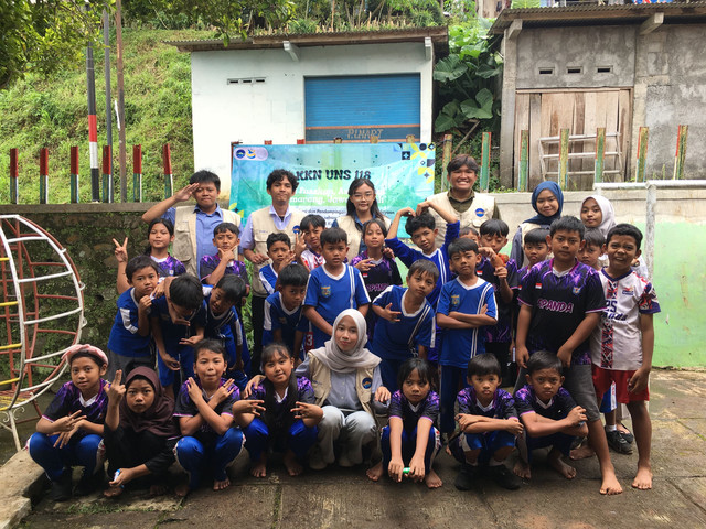 Mahasiswa KKN UNS 118 berpose ceria bersama siswa-siswi SDN 02 Pasekan usai kegiatan edukasi lingkungan dan praktik penanaman pohon menggunakan sistem irigasi tetes sederhana (21/01/2026).