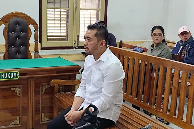 Amsal Sitepu telah memasuki ruang sidang untuk menjalani sidang vonis terkait dugaan korupsi mark up anggaran pembuatan video profil 20 desa di Pengadilan Negeri Medan, Rabu (1/4/2026). Foto: Amar Marpaung/kumparan