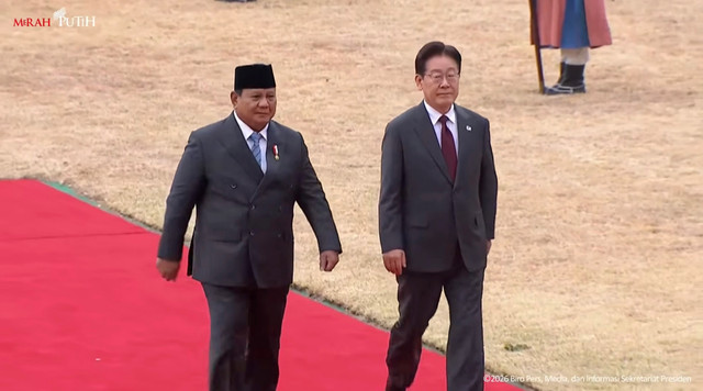 Presiden Prabowo berjalan bersama Presiden Korea Selatan Lee Jae Myung saat upacara penyambutan kenegaraan di Republik Korea, Rabu (1/4/2026). Foto: Sekretariat Presiden/ YouTube