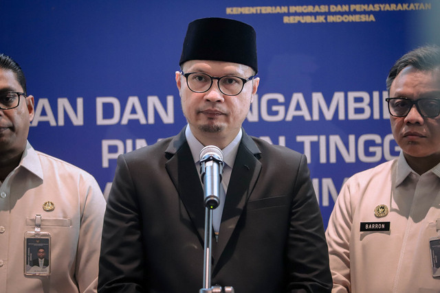 Hendarsam Marantoko memberikan keterangan usai acara pelantikan dirinya sebagai Dirjen Imigrasi di wilayah kantor Kementerian Imigrasi dan Permasyarakatan (Imipas), Jakarta, Rabu (1/4/2026). Foto: Jamal Ramadhan/kumparan