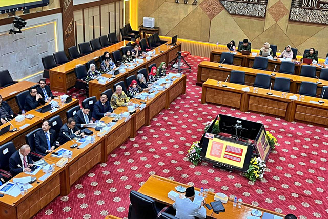 Suasana rapat Pansus RUU tentang Hukum Perdata Internasional dengan IKAHI dan INI di Kompleks Parlemen, Senayan, Jakarta, Rabu (1/4/2026). Foto: Nasywa Athifah/kumparan