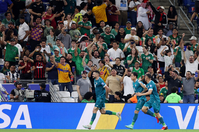Penonton bersorak setelah Irak mencetak gol kedua selama pertandingan sepak bola babak play-off final kualifikasi Piala Dunia FIFA 2026 antara Irak dan Bolivia di Stadion BBVA di Guadalupe, negara bagian Nuevo Leon, Meksiko, Rabu (1/4/2026) WIB. Foto: Julio Cesar Aguilar/AFP