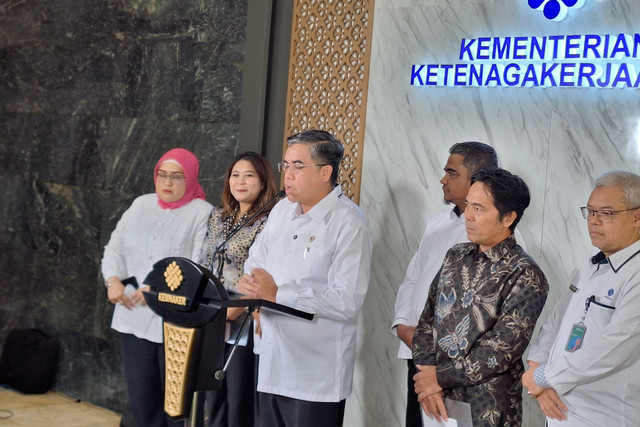 Menaker, Yassierli (ketiga kiri) dalam konferensi pers di Kantor Kemnaker, Jakarta pada Rabu (1/4/2026). Foto: Argya D. Maheswara/kumparan