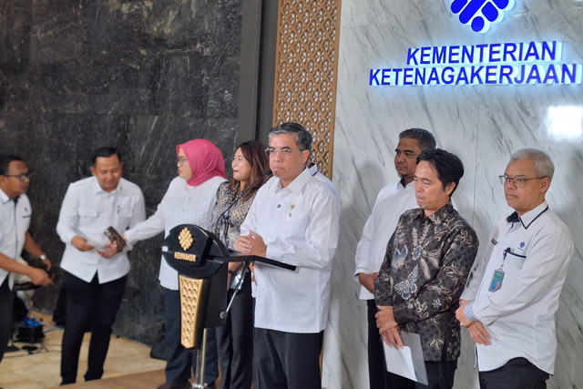 Menaker, Yassierli (keempat kanan) dalam konferensi pers di Kantor Kemnaker, Jakarta pada Rabu (1/4/2026). Foto: Argya D. Maheswara/kumparan 