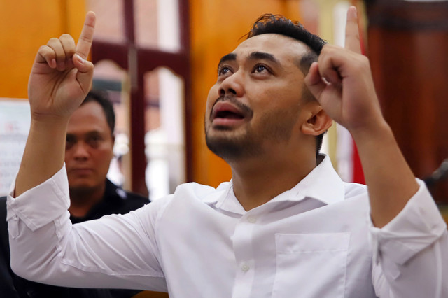 Terdakwa kasus pembuatan video profil desa Amsal Christy Sitepu meluapkan kegembiraan usai mengikuti sidang putusan di Pengadilan Negeri Medan, Sumatera Utara, Rabu (1/4/2026). Foto: Yudi Manar/ ANTARA FOTO