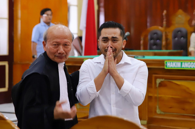 Amsal Christy Sitepu (kanan) mengikuti sidang putusan di Pengadilan Negeri Medan, Sumatera Utara, Rabu (1/4/2026). Foto: Yudi Manar/ ANTARA FOTO