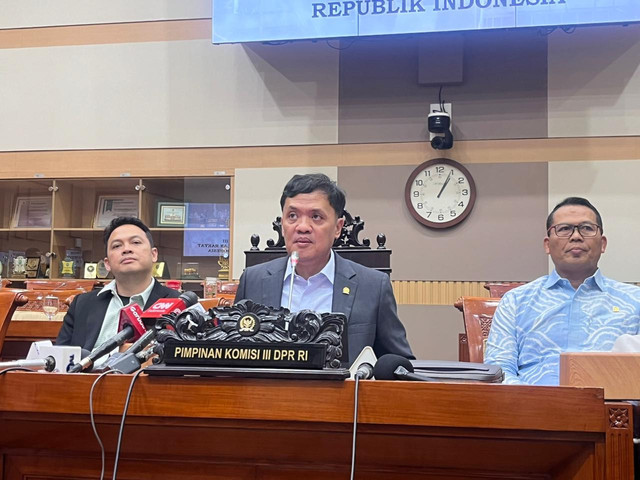 Ketua Komisi III DPR Habiburokhman saat konferensi pers soal vonis bebas Amsal Christy Sitepu di Kompleks Parlemen, Senayan, Jakarta, Rabu (1/4/2026). Foto: Nasywa Athifah/kumparan