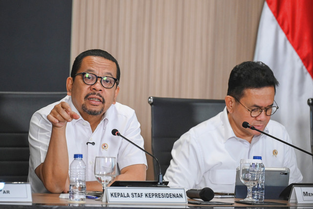 Kepala Staf Kepresidenan (KSP) Muhammad Qodari (kiri) bersama Menteri Perdagangan Budi Santoso memberikan keterangan pers di Gedung Bina Graha, Kompleks Istana Kepresidenan, Jakarta, Rabu (1/4/2026). Foto: Hafidz Mubarak A/ANTARA FOTO