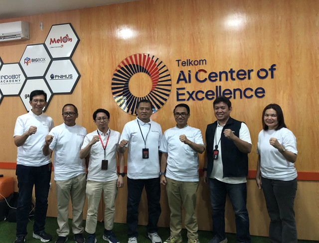Direktur IT Digital Telkom Faizal Rochmad Djoemadi (ketiga dari kanan) meninjau langsung fasilitas serta berbagai inovasi yang dikembangkan oleh talenta digital lokal di AI Center Makassar. Foto: Telkom.