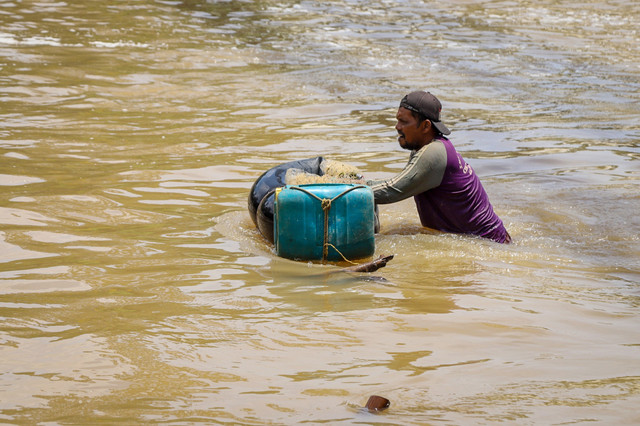 Warga tampak memancing ikan sapu-sapu di aliran Kali Bekasi, kawasan Margahayu, Bekasi Timur, Jawa Barat, Rabu (1/4/2026). Foto: Iqbal Firdaus/kumparan