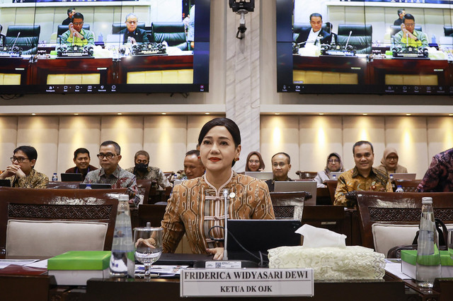 Ketua Dewan Komisioner OJK Friderica Widyasari Dewi bersiap mengikuti rapat kerja dengan Komisi XI DPR di Kompleks Parlemen, Senayan, Rabu (1/4/2026). Foto: Dhemas Reviyanto/ANTARA FOTO