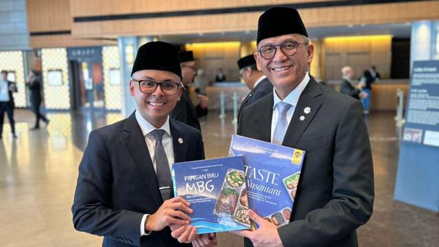 Asisten Khusus Presiden RI Dirgayuza Setiawan menyerahkan buku Pangan Biru MBG dan Taste of Indonesia kepada Duta Besar RI untuk Korea Selatan Cecep Herawan di sela kunjungan kenegaraan Presiden Prabowo Subianto di Seoul (1/4/2026). Foto: Dok. KKP