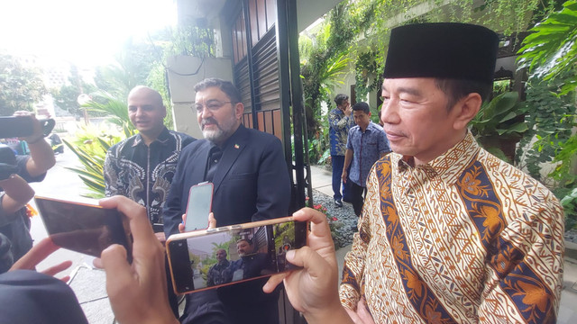Duta Besar Iran untuk Indonesia Mohammad Boroujerdi menemui Presiden ke-7 Jokowi dikediaman Solo, Rabu (1/4/2026). Foto: Dok. kumparan