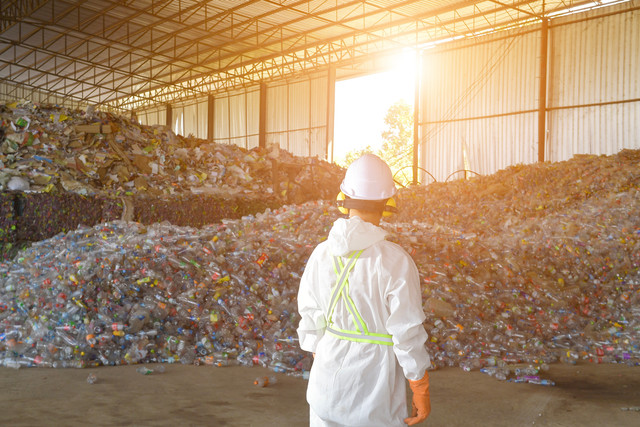 Ilustrasi - Pabrik Pengolahan Sampah. Foto: saravutpics/Shutterstock