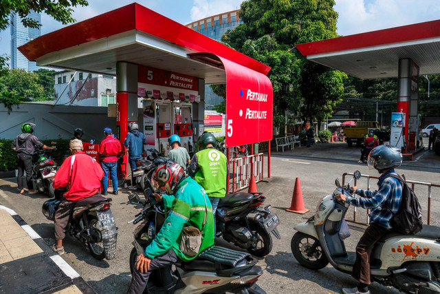 Para pengendara sepeda motor mengantre untuk mengisi bahan bakar sepeda motor mereka di sebuah SPBU di Jakarta pada Rabu (1/4/2026). Foto: Bay Ismoyo/AFP