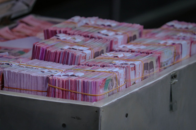 Barang bukti pengungkapan kasus pembuatan uang palsu dihadirkan saat konpers di Polda Metro Jaya, Jakarta, Rabu (1/4/2026). Foto: Jamal Ramadhan/kumparan