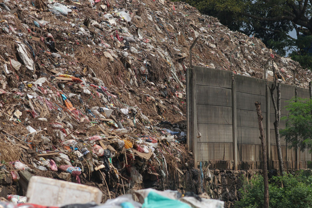Sejumlah warga melintas kawasan Pasar Induk Kramat Jati, Jakarta Timur, Rabu (1/4/2026). Foto: Syawal Febrian Darisman/kumparan
