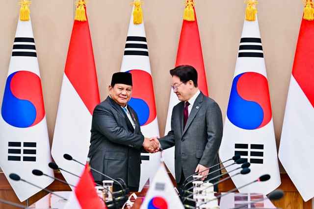 Presiden Prabowo Subianto berjabat tangan dengan Presiden Korea Selatan Lee Jae-myung usai melakukan pertemuan di Istana Kepresidenan Blue House, Korea Selatan, Rabu (1/4/2026). Foto: Laily Rachev/Biro Pers Sekretariat Presiden