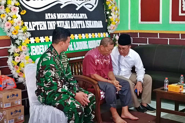 Komandan PMPP TNI, Mayjen TNI Iwan Bambang Setiawan, S.I.P., mengunjungi rumah duka Kapten Inf Zulmi Aditya Iskandar, Rabu (1/4/2026). Foto: Abisatya/kumparan